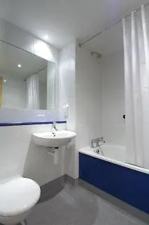 Travelodge Bradford Airport 3*