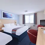 Travelodge Leeds Bradford Airport מלון