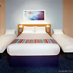Travelodge Leeds Bradford Airport מלון