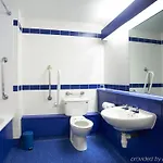 Travelodge Leeds Bradford Airport מלון