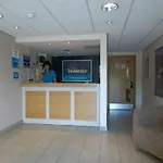 Travelodge Leeds Bradford Airport מלון