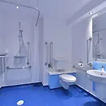 Travelodge Leeds Bradford Airport מלון לידס