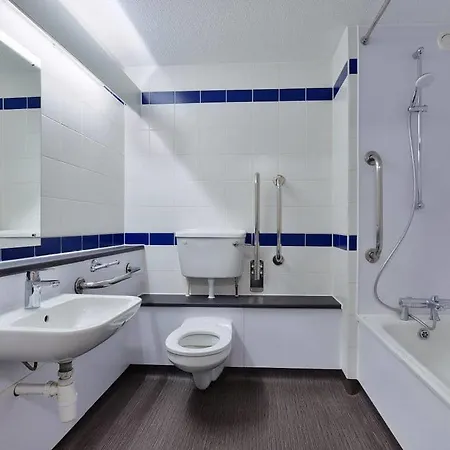 Travelodge Bradford Airport 3*